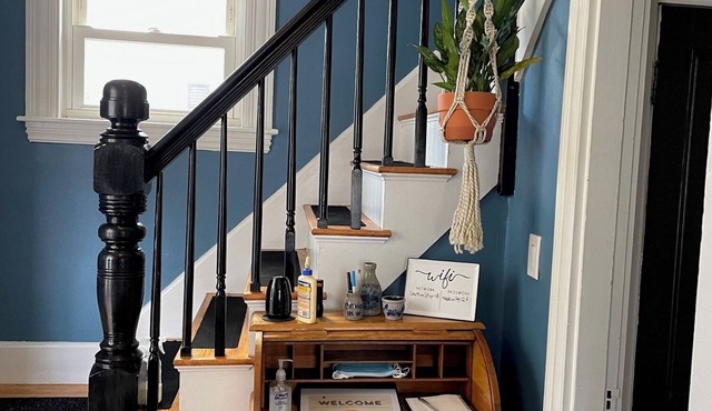 Charming 2-bedroom house in marvelous Auburn with AC, WiFi, and fenced yard.