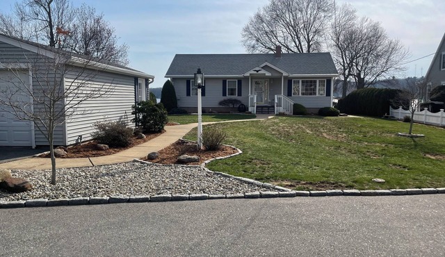 Charming 2-bedroom house located on Bolton Lake