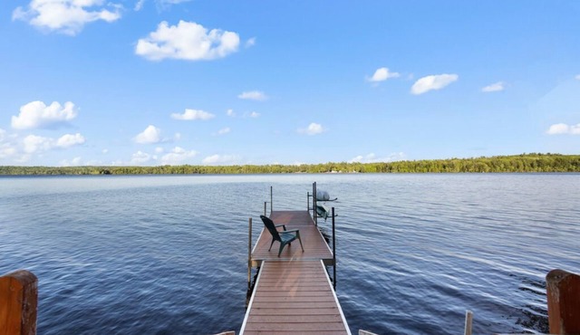Charming 2-bedroom lakefront cottage in Central Maine with WiFi