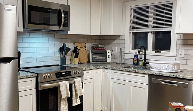 Charming 2-bedroom cottage with AC and WiFi in welcoming New Hartford