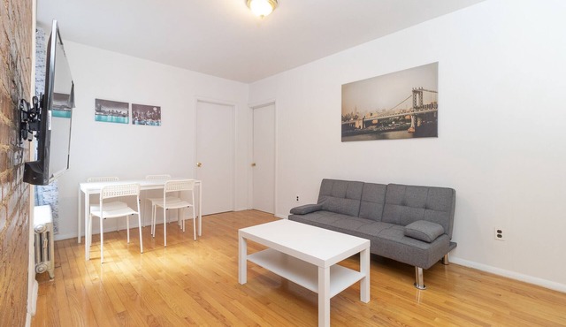Charming 2 BR on Upper East Side in New York