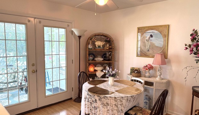 Charming 2BR Cottage on The Point