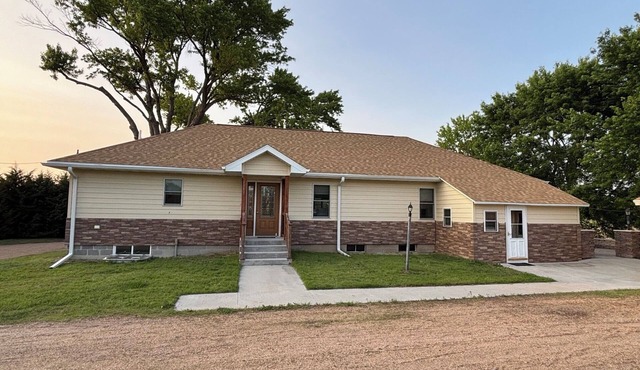 Charming 3-bed, 2-bath ranch house in the serene countryside near Red Cloud.