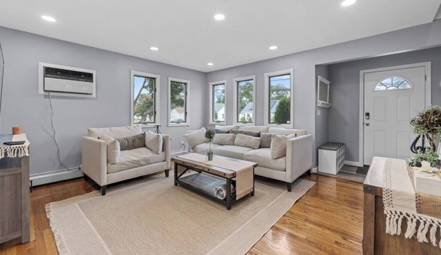 Charming 3-bedroom 2-bath apartment with AC, WiFi in fabulous Amityville