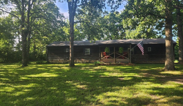Charming 3-bedroom cabin in delightful Stockton with WiFi, AC,