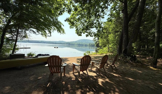 Charming 3-bedroom cabin in Madison, NH with private access to lake.