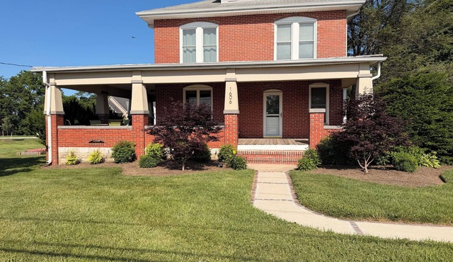 Charming 3-bedroom house in the heart of town right off I-70