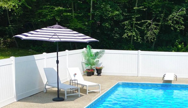 Charming 3-bedroom house in Pleasant Plainfield with hot tub and pool