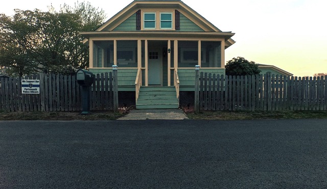Charming 3-bedroom house in Portsmouth with beach at the end of the street.