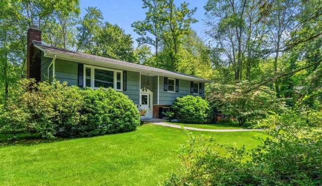 Charming 3-bedroom house in enchanting Chappaqua with WiFi, AC and Sanctuary.