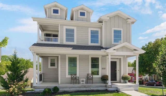 Charming 3-bedroom house 5 minutes from stadiums with balcony and garage