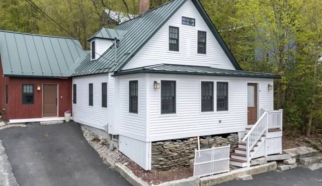 Charming 3-Bedroom House. Walk to Sunapee Harbor and Short Drive to Mt. Sunapee