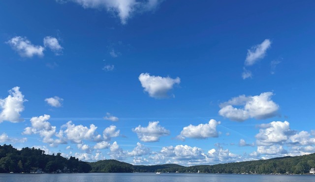 Charming 3-bedroom lakehouse in Winchester with WiFi and AC