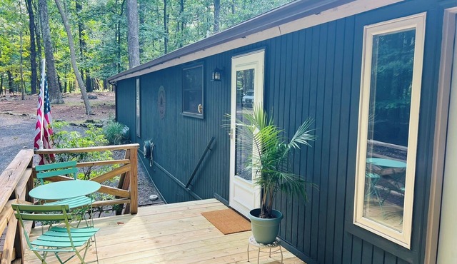 Charming 3-bedroom cabin in quiet Hedgesville with WiFi, hiking, resort access