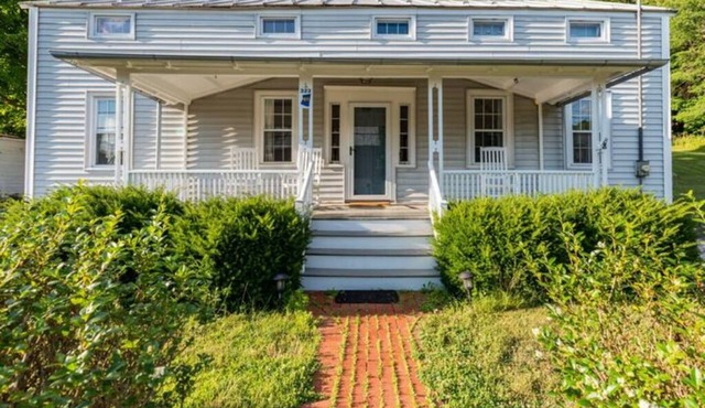 Charming 3-bedroom farmhouse in Hollowville with hot tub
