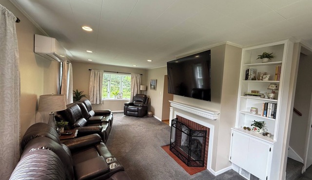 Charming 3-bedroom house in lovely Presque Isle with WiFi, AC