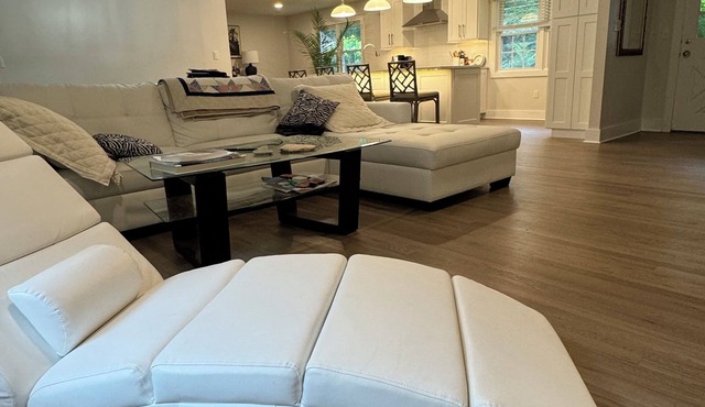 Charming 3-bedroom house with WiFi and AC in beautiful Stony Brook