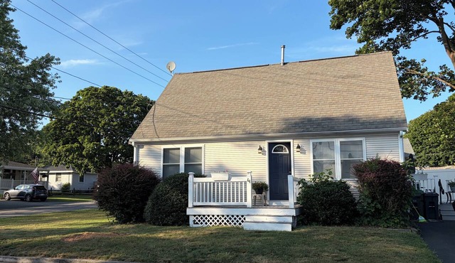 Charming 3BR/1BA home short walk to beach fully equipped for relaxing vacation