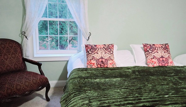 Charming 4-bedrm Colonial Farmhouse amidst the mountains with WiFi in Highland.