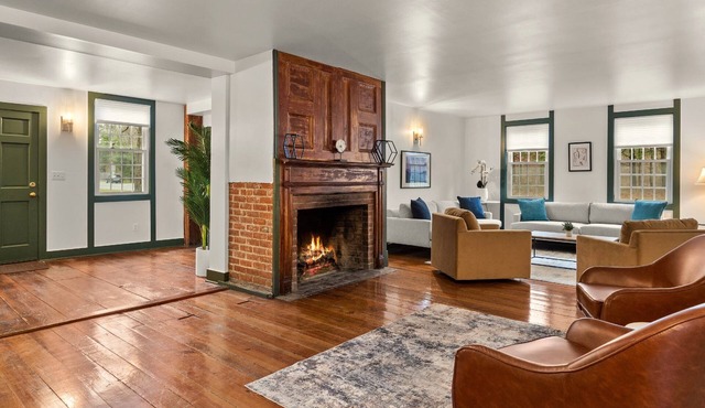 Charming 7-BR 1800s Retreat 8-Min to Catamount