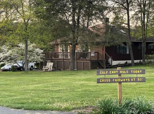 Charming Cabin on Golf Course with Fireplace & Resort Perks in Hedgesville, West Virginia