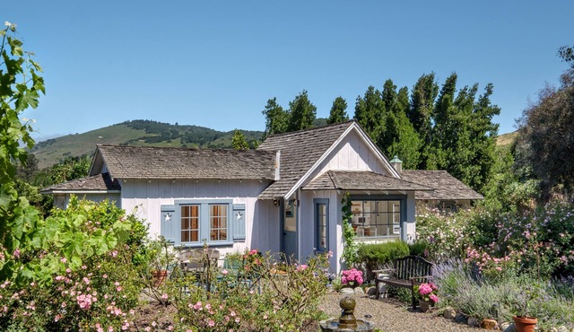 Charming Coastal Cottage Comfortable Living Indoor and Out - 31 Nights Minimum