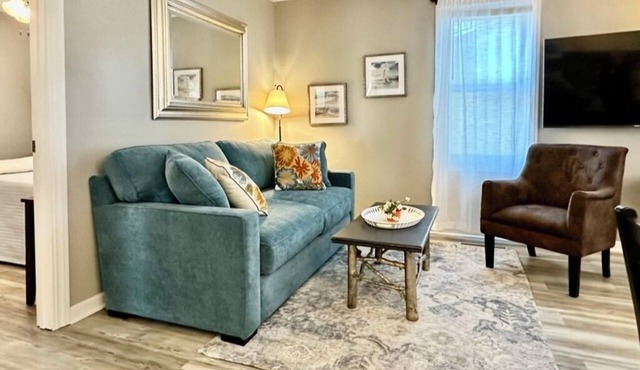 Charming cottage steps from lake, shops & more!