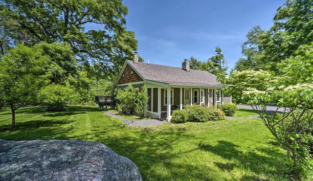 Charming Cottage w/Deck: Mtn + Lake Views!
