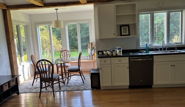 Charming country guest house with 1 bedroom and loft, WiFi, AC in lovely Nelson