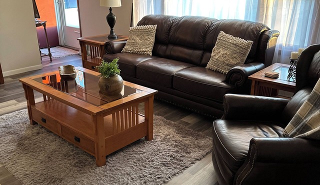 Charming country retreat 4-bedroom house with WiFi and AC with 2 car garage