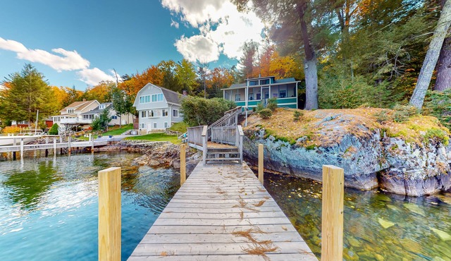 Charming dog-friendly lakefront cottage with private dock & community beach