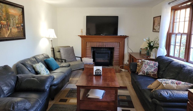 Charming East Granby house with AC and WiFi 3 minutes to Bradley Airport