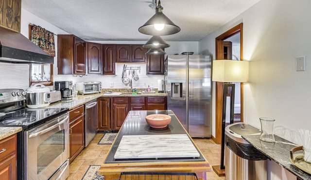 Charming Farmington Home ~ 5 Mi to UConn Health!