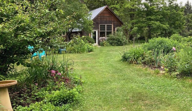 Charming garden apartment with AC near Lake Fairlee, WFi.