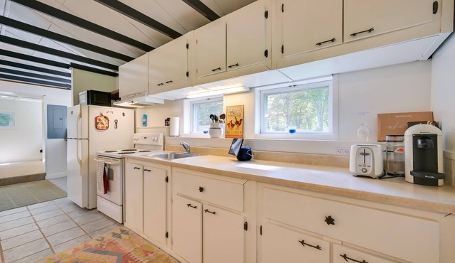 Charming Great Cacapon Cabin w/Screened-In Porch!