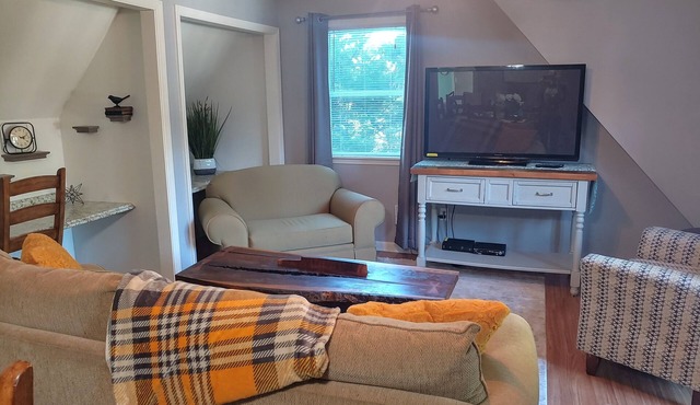 Charming Highlands Carriage House 2 beds/2bath NO POOL