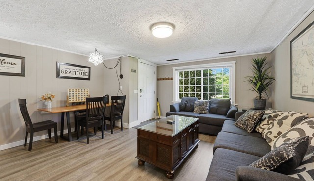 Charming Home Minutes from Portage Lakes