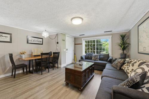 Charming Home Minutes from Portage Lakes
