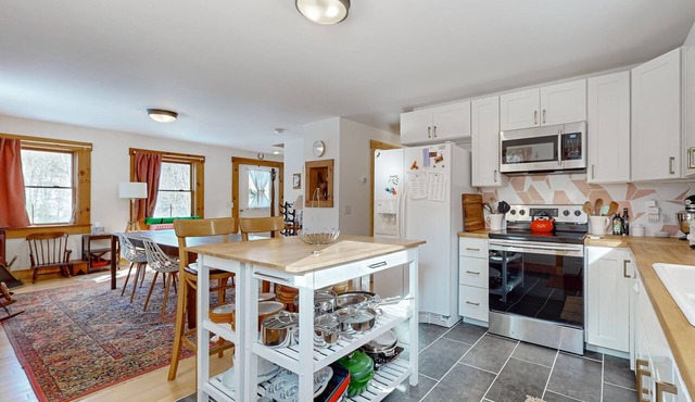 Charming house w/peaceful yard, close to village & recreation, kitchen, w/d