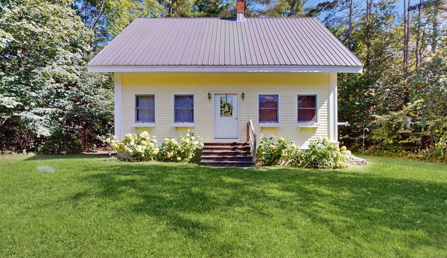 Charming house w/peaceful yard, close to village & recreation, kitchen, w/d