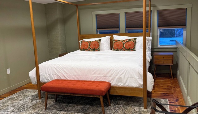 Charming King Loft in Downtown Woodstock