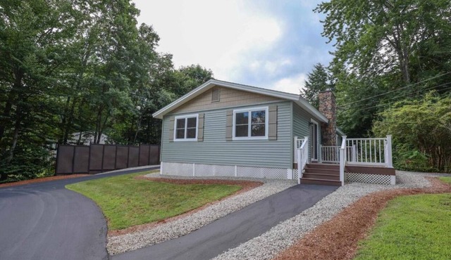 Charming Lake Community Bungaloo. Comfortable living with 86 inch tv!