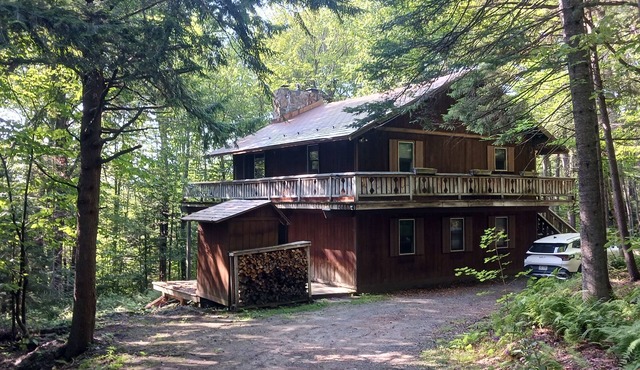Charming Lake Raponda area 4-bedroom chalet. Only 20 minutes from Mount Snow.