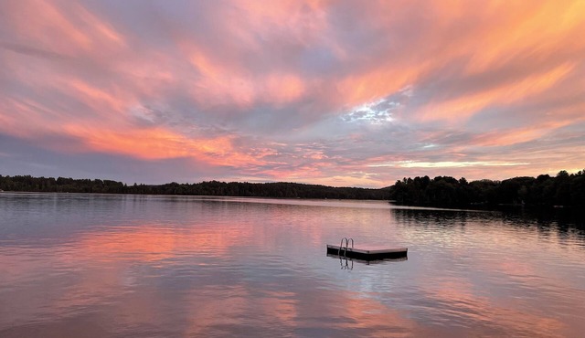 Charming lakefront 1-bedroom apartment with WiFi, AC in peaceful Wayne