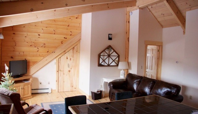 Charming Log Cabin Apartment in Woodstock Village