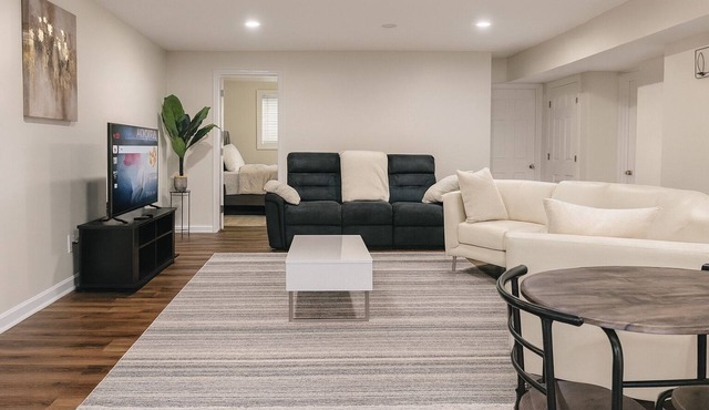 Charming Lower Level Guest Unit, Fully Equipped Kitchen, WiFi, Free onsite park