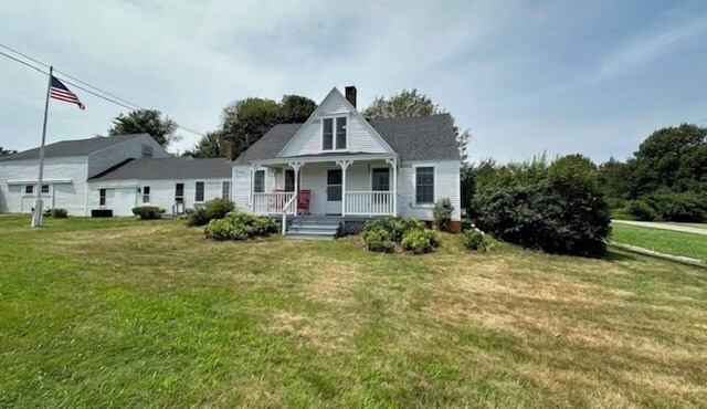 Charming, Newly Renovated Harpswell Coastal Farmhouse- 4 comfortable Bedrooms, 2.5 Bath. Ocean v.