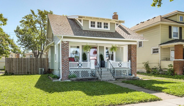 Charming NKC Bungalow Walkable to Dining & Shops