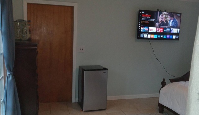 Charming & Private 1-bed & 1 ba ,sleeps 2, on 1st floor of a 5 bed 3ba House,