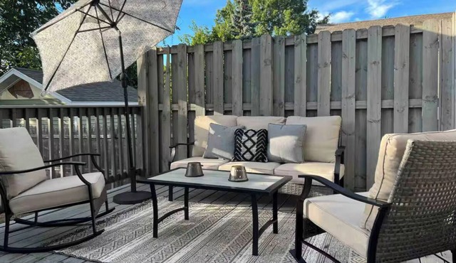 Charming Private Townhouse, Heart of the City – Close to All Major Attractions!
